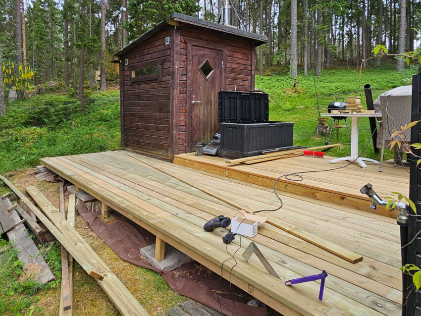 Utbyggnad av altan runt bastu